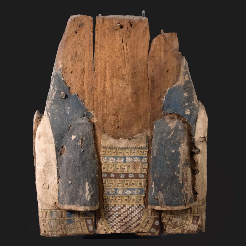 2003   -  ARQUEOLOGÍA. ANTIGUO EGIPTO. Baja época. Fragmento de tapa de sarcófago. Dinastía XXVII (ss. VI-IV a.C.). Madera con estuco policromado. Algúnas pérdidas.Incluye soporte.  Dimensiones 63 cm x 48 cm. 