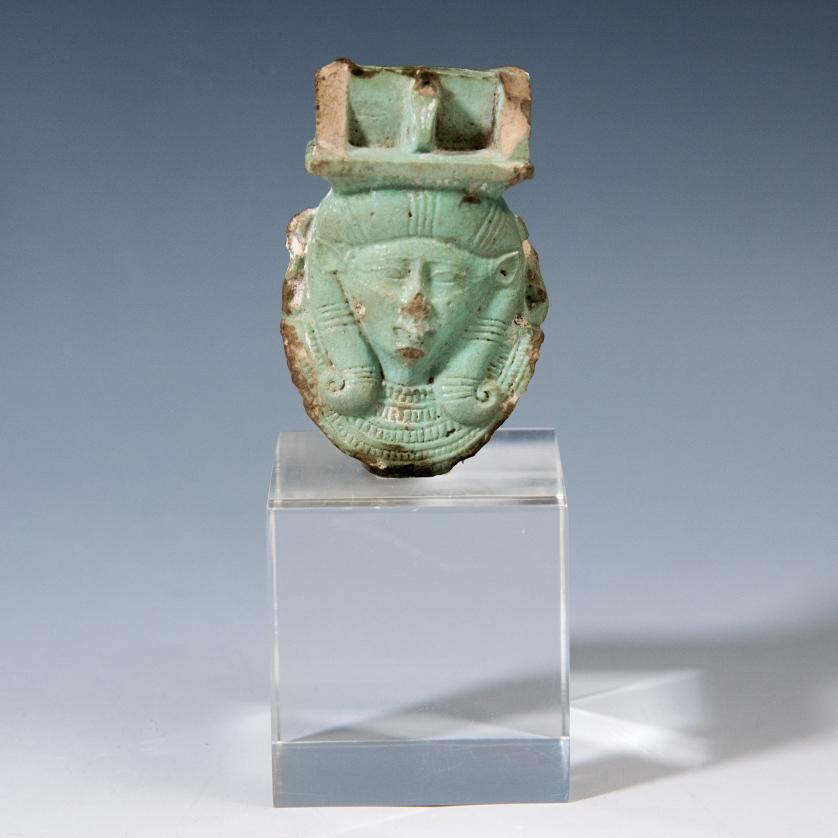 2004 - ARQUEOLOGÍA. ANTIGUO EGIPTO. Baja Época. Sistro de diosa Hathor. Siglos VI-IV a.C. Fayenza. Algunas pérdidas. Soporte incluido. Altura 7 cm. Ex colección Rafael Tauler Fesser.