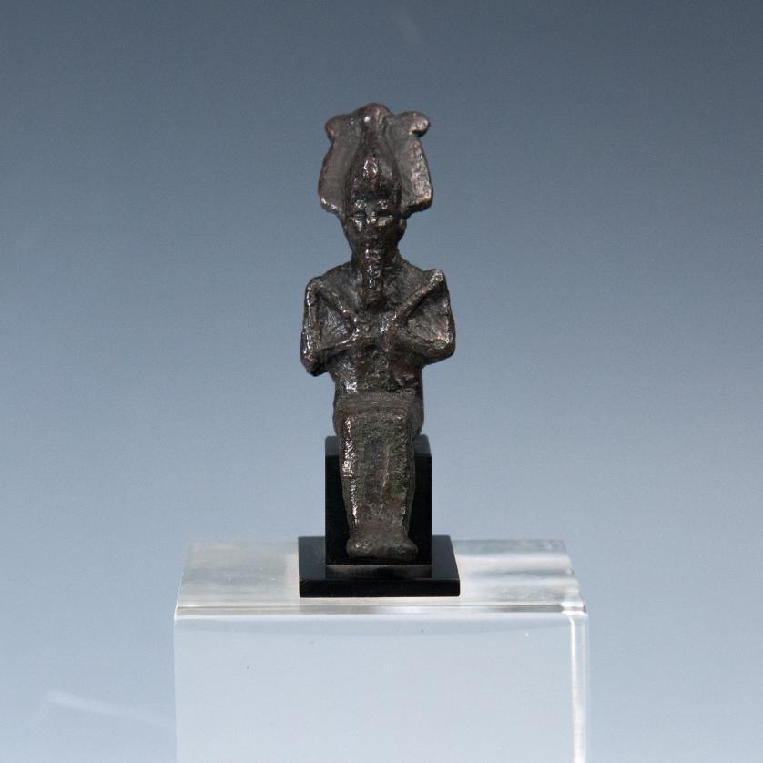 2006   -  ARQUEOLOGÍA. ANTIGUO EGIPTO. Baja Época. Estatuilla sedente de Osiris. Siglos VI-IV a.C. Bronce. Soporte incluído. Altura  8 cm. Ex colección Rafael Tauler Fesser.