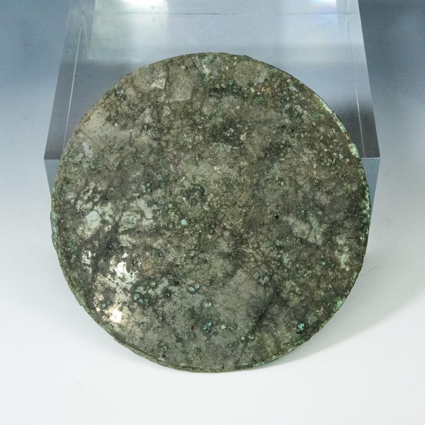 2013 - ARQUEOLOGÍA. ROMA. Imperio Romano. Espejo (siglos I a.C.- IV d.C.). Bronce. Pátina verdosa. Diámetro 17 cm.