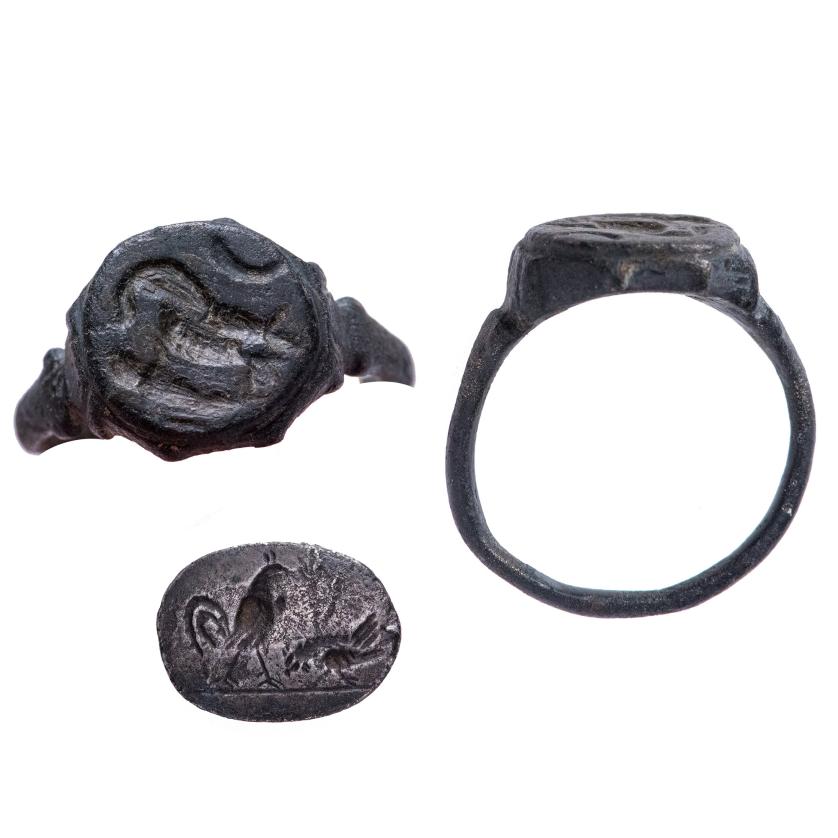 2014   -  ARQUEOLOGÍA. ROMA. Imperio Romano. Lote de 2 objetos: anillo con representación de cuadrúpedo y creciente y entalle con aves . Siglos I-III d.C. Bronce y plata. Longitud 1,2 cm a 2,8 cm.