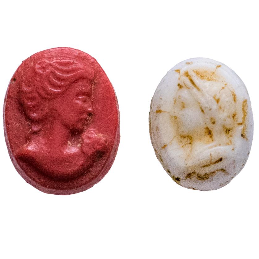 2015   -  ARQUEOLOGÍA. ROMA. Imperio Romano. Lote de 2 camafeos con bustos femeninos. Siglos I-III d.C. Coral y hueso. Longitud 7,3 mm a 7,99 mm.