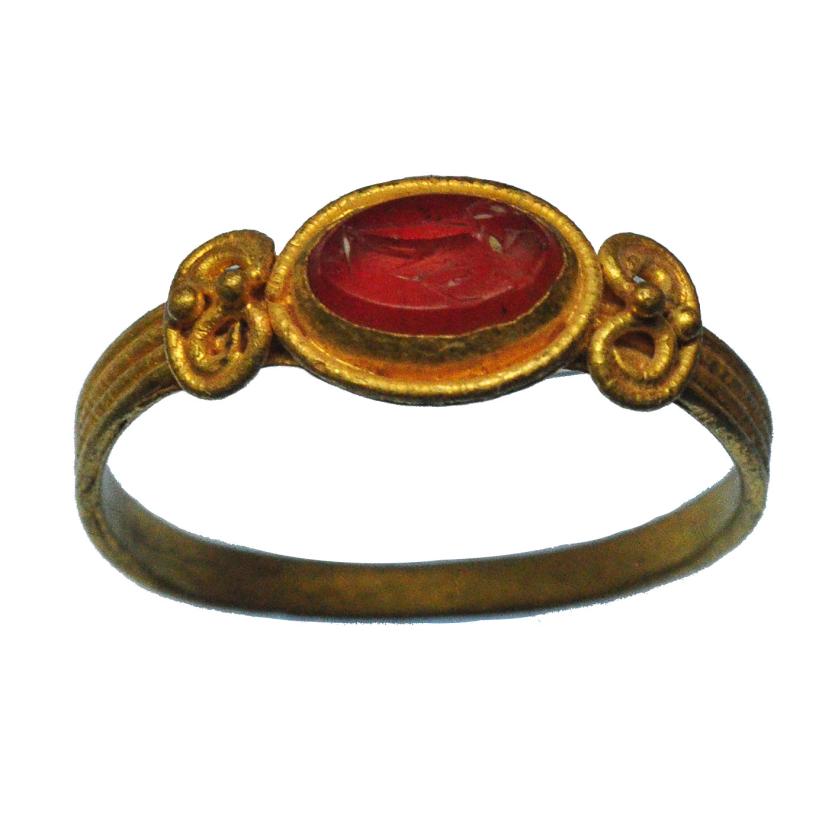 2020   -  ARQUEOLOGÍA. ROMA. Imperio Romano. Anillo  con entalle con representación femenina con cetro, y volutas (siglos II- III d.C.). Oro y cornalina. Diámetro 2, 2 cm. Ex colección privada (Londres). Anteriormente adquirido en el mercado alemán (c. 2000). 