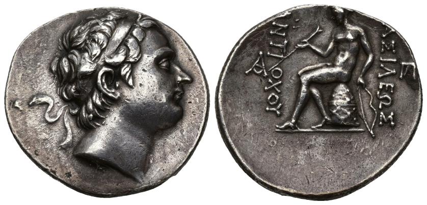 53   -  GRECIA ANTIGUA. REINO SELÉUCIDA. Antíoco III. Tetradracma. Ceca incierta (223-187 a.C.). A/ Cabeza diademada a der. R/ Apolo con arco y flechas sentado sobre ónfalos a izq., en campo monogramas; (B)ASILEWS/ANTIOXOY. AR 17,20 g. 29 mm. COP-138 vte. SBG-6935 vte. MBC+.