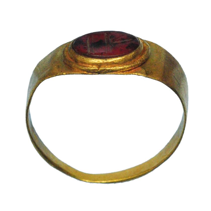 2023   -  ARQUEOLOGÍA. ROMA. Imperio Romano. Anillo con entalle con altar y palma (siglos II- III d.C.). Oro y cornalina. Diámetro 2 cm. Ex colección privada (Londres). Anteriormente adquirido en el mercado alemán (c. 2000). 