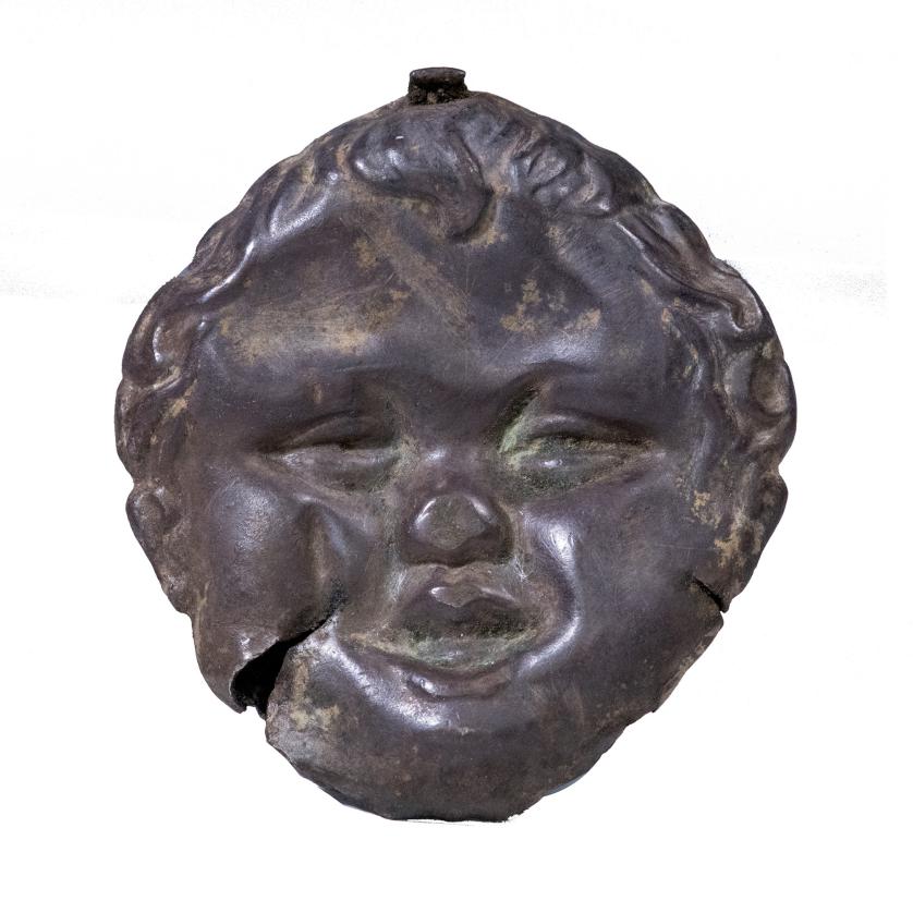 2066   -  ARQUEOLOGÍA. EDAD MODERNA. Cascabel con forma de rostro infantil. Siglos XVI-XVII. Plata. Longitud 5 cm. 