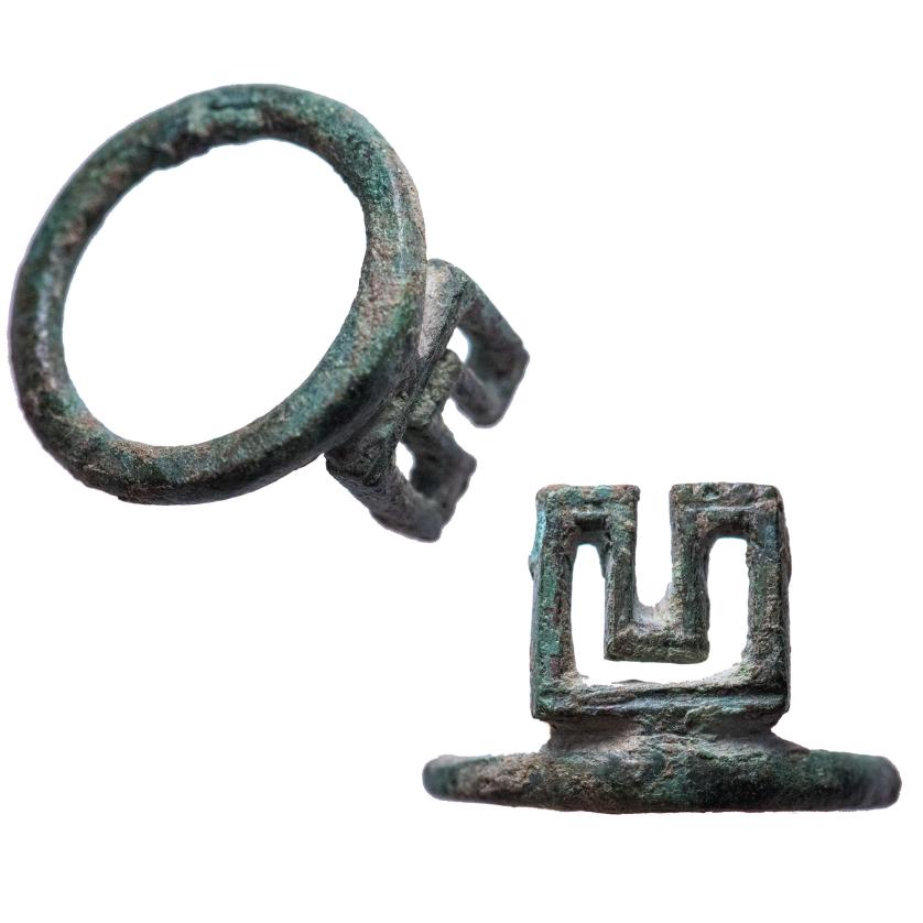 2077   -  ARQUEOLOGÍA. COLECCIÓN DE LLAVES. ROMA. Imperio Romano. Anillo llave romano. Siglos I d.C. Bronce. Domínguez Valero, 2009, p. 44 mismo ejemplar ilustrado. Diámetro 9,9 cm.