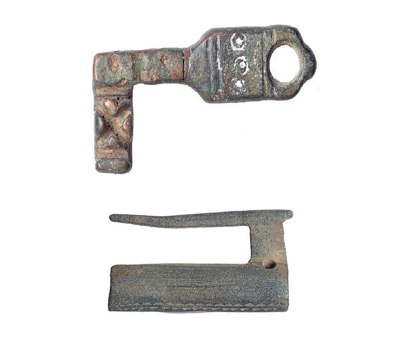 2084   -  ARQUEOLOGÍA. COLECCIÓN DE LLAVES. PUEBLOS GERMÁNICOS. Visigodos. Lote de 2 objetos: una llave hispano-visigoda y un candado fragmentado. Siglos VI-X. Bronce. Domínguez Valero, 2009, pp. 56 y 84 mismos ejemplares ilustrados. Longitud de 4 a 5,2 cm.