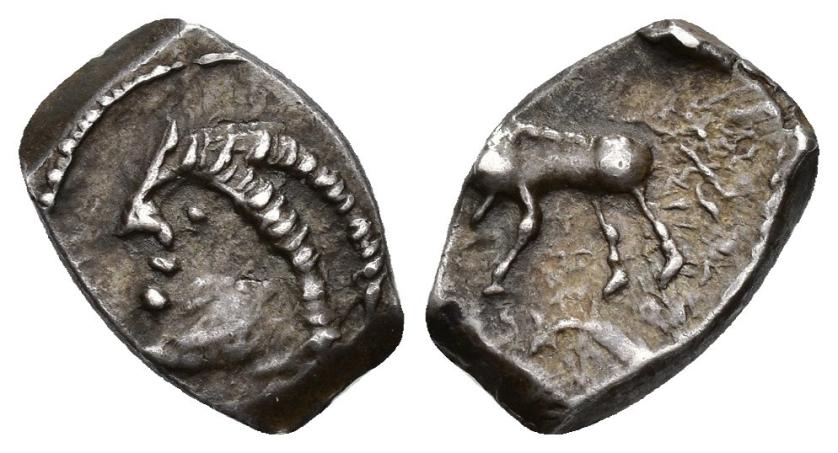 212   -  GRECIA ANTIGUA. GALIA. Rutenos (región de Rodez). Dracma del jabalí (s. I a. C.). A/ Cabeza masculina a izq. R/ Jabalí a izq., debajo creciente. AR 2,77 g. 14,19 mm. LT-3444. MBC+. Rara.