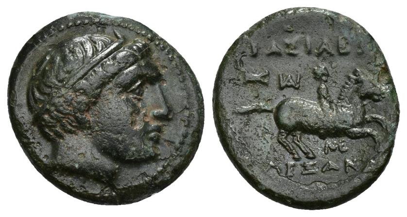 220   -  GRECIA ANTIGUA. MACEDONIA. Alejandro V (295 a.C.). Tetracalco. A/ Cabeza masculina diademada a der. R/ Jinete cabalgando a der., encima y debajo monograma y detrás bipennis; BASILEWS/ALEXANDROU. AE 3,73 g. 17,7 mm. COP-1175. Pequeñas erosiones. Pátina verde. MBC.