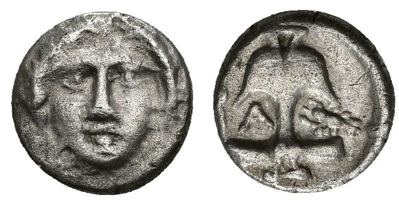 222   -  GRECIA ANTIGUA. TRACIA. Apolonia Póntica. Dióbolo (fines siglo V-principios siglo IV a.C.). A/Cabeza frontal de Apolo. R/ Ancla, a izq. A y a der. cangrejo. AR 1,15 g. 10,3 mm. SNG Mar Negro-167. SBG-1657. MBC-/MBC.