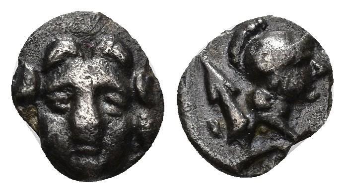 239   -  GRECIA ANTIGUA. PISIDIA. Selge. Óbolo (300-190 a.C.). A/ Cabeza de Gorgona. R/ Cabeza de Atenea a der., detrás punta de lanza. AR 0,70 g. 9,4 mm. COP-253. SBG-5479. Roturas al borde. MBC. Ex colección Guadán 2445.