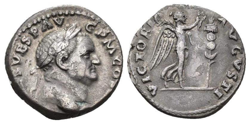 283   -  IMPERIO ROMANO. VESPASIANO. Denario. Roma (72-73 d.C.). A/ Cabeza laureada a der.; (IMP CAE)S VESP AVG P M COS (IIII). R/ Victoria a der. coronando estandarte; VICTORIA AVGVSTI. AR 3,29 g. 17,7 mm. RIC-362. Leves erosiones. MBC-. 