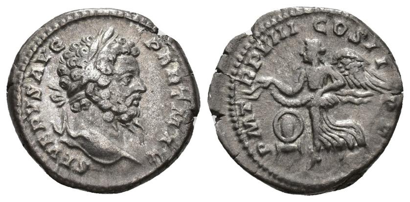 369   -  IMPERIO ROMANO. SEPTIMIO SEVERO. Denario. Roma (200). A/ Busto laureado a der.; SEVERVS AVG PART MAX. R/ Victoria avanzando a izq. sosteniendo con las dos manos guirnalda sobre escudo; P M TR P VIII COS II P P. AR 3,49 g. 19,1 mm. RIC-150. MBC.