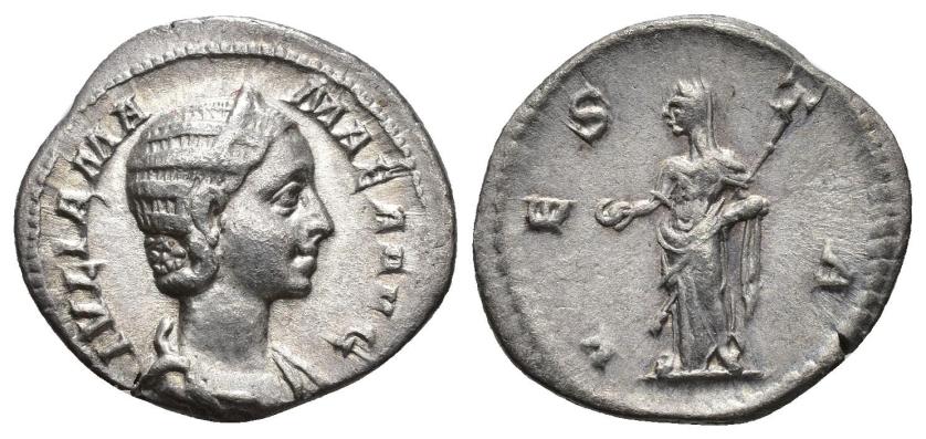 393   -  IMPERIO ROMANO. JULIA MAMEA (bajo Alejandro Severo). Denario. Roma (225-235). A/ Busto drapeado y diademado a der.; IVLIA MAMAEA AVG. R/ Vesta a izq. con pátera y cetro; VESTA. Ar 3,03 g. 20,1 mm. RIC-362. MBC+. 