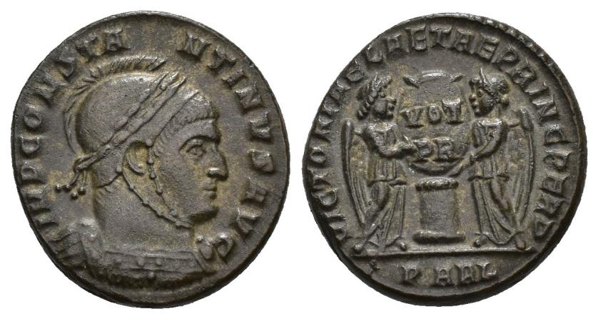 442   -  IMPERIO ROMANO. CONSTANTINO I. Follis. Arelate (319). A/ Busto laureado, con casco y coraza a der.; IMP CONSTA-NTINVS AVG. R/ Dos victorias sujetando escudo con VOT/PR sobre columna; VICTORIAE LAETAE PRINC PERP, exergo PARL. AE 3,56 g. 17,5 mm. RIC-191. EBC-. 