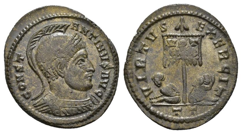 446   -  IMPERIO ROMANO. CONSTANTINO I. Follis. Ticinum (319-320). A/ Busto con casco y coraza a der.; CONST-ANTINVS AVG. R/ Estandarte con VOT/XX flanqueado por dos cautivos; VIRTVS EXERCIT, exergo TT. AE 2,55 g. 20,5 mm. RIC-14. EBC-. 