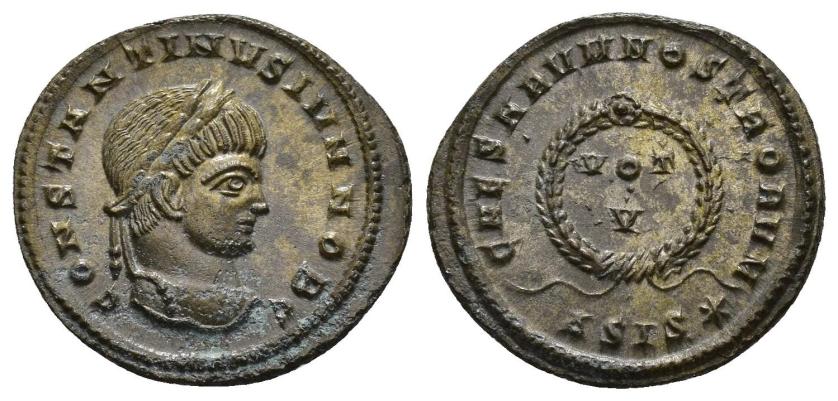 453   -  IMPERIO ROMANO. CONSTANTINO II. Follis. Siscia (320-321). A/ Cabeza laureada a der.; CONSTANTINVS IVN NOB C. R/ Láurea rodeando VOT/V; CAESARVM NOSTRORVM, exergo ASIS*. AE 3,25 g. 20,3 mm. RIC-163. EBC+. 