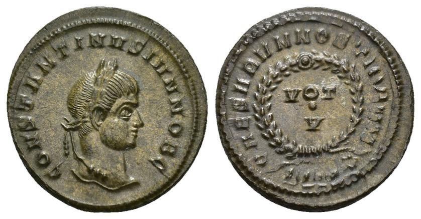 456   -  IMPERIO ROMANO. CONSTANTINO II. Follis. ¿Siscia? (320-321). A/ Cabeza laureada a der.; CONSTANTINVS IVN NOB C. R/ Láurea rodeando VOT/V; CAESARVM NOSTRORVM, exergo SIS (¿?). AE 3,12 g. 19,1 mm. EBC.