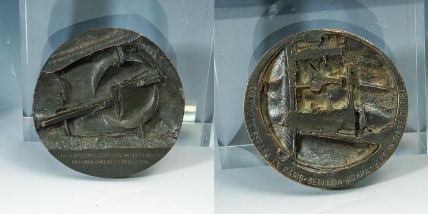 587   -  JUAN CARLOS I. Medalla. Colegio de España en París. Segunda etapa. 1987. Jorge Oteiza. Con soporte. 13,2 cm. SC. 