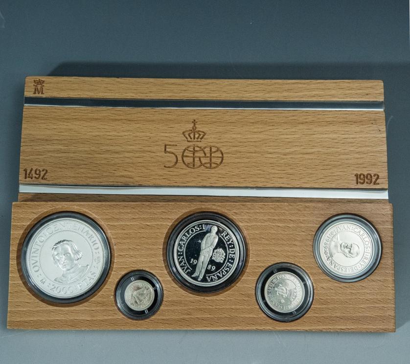 588   -  JUAN CARLOS I. Estuche con colección de 5 monedas de plata: 2000, 1000, 500, 200 y 100 ptas. Serie I. Año 1989. FDC. 