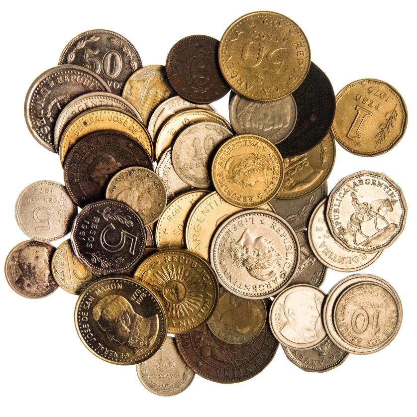 597   -  MONEDAS EXTRANJERAS. ARGENTINA. Lote de 48 monedas de distintos módulos y épocas. De MBC- a SC.