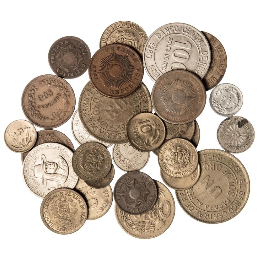 662   -  MONEDAS EXTRANJERAS. PERÚ. Lote de 27 monedas de distintos módulos y épocas. MBC/EBC.