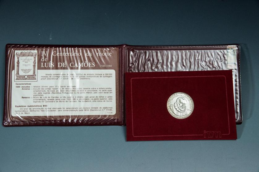 671   -  MONEDAS EXTRANJERAS. PORTUGAL. Moneda conmemorativa de plata de la muerte de Luís de Camões. Con estuche original y certificado. 1983. KM-611. SC.