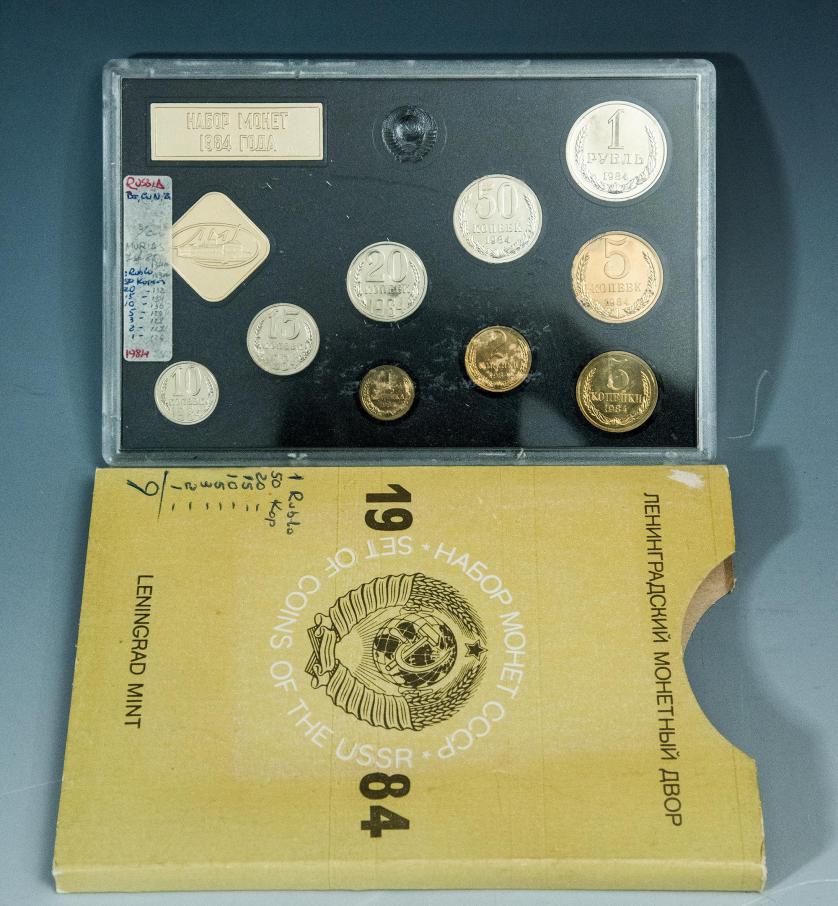 676   -  MONEDAS EXTRANJERAS. RUSIA. Estuche con 9 monedas conmemorativas de la URSS. 1984. Leningrado. SC.