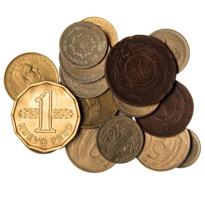 688   -  MONEDAS EXTRANJERAS. URUGUAY. Lote de 20 monedas de distintos módulos y épocas. MBC/EBC.