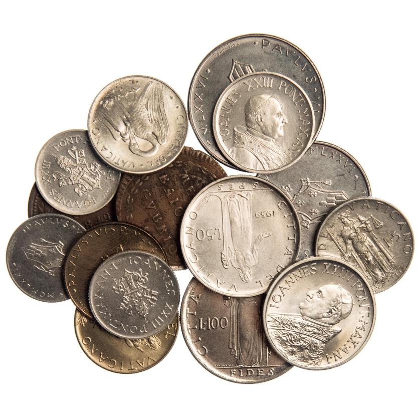 689   -  MONEDAS EXTRANJERAS. VATICANO. Lote de 16 monedas distintos valores y fechas, incluyendo dos 1/2 baiocco de 1790 y 1849. MBC/SC.