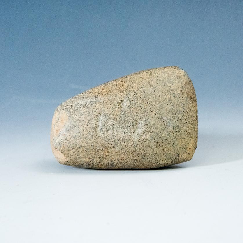 2001   -  ARQUEOLOGÍA. PREHISTORIA. Neolítico. Hacha pulimentada en miniatura (ca. 5400-5000 a.C.). Granito.  Longitud 7,5 cm.