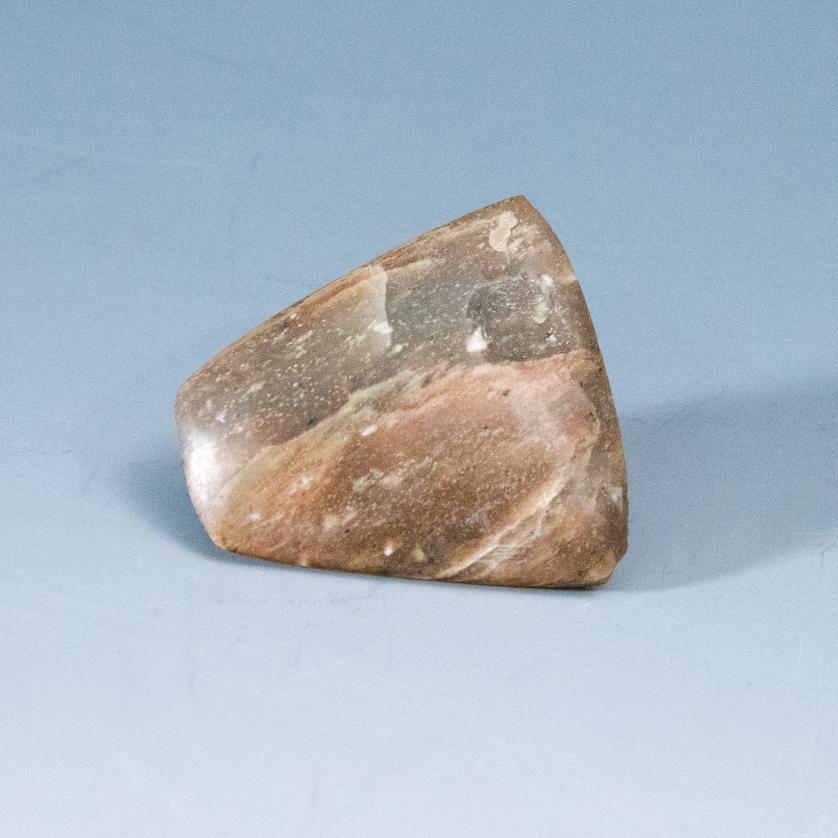 2002   -  ARQUEOLOGÍA. PREHISTORIA. Neolítico. Hacha pulimentada en miniatura (ca. 5400-5000 a.C.). Roca metamórfica.  Longitud 4 cm.