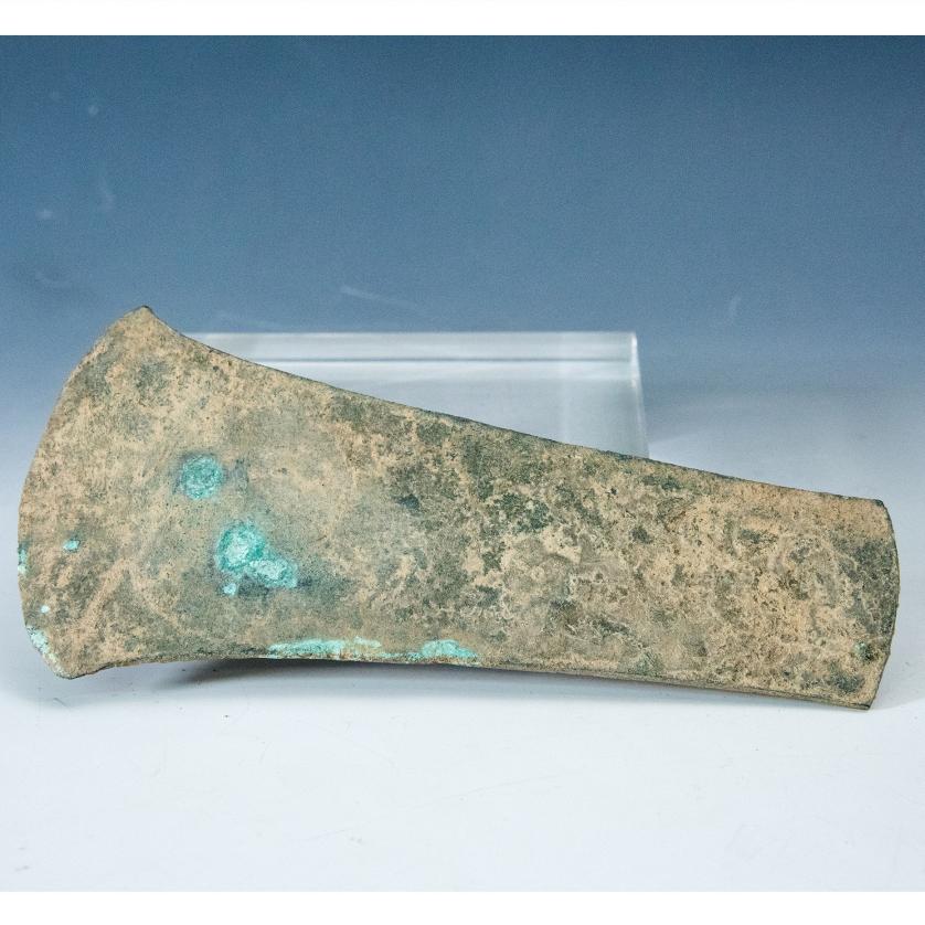 2004   -  ARQUEOLOGÍA. PREHISTORIA. Edad del Bronce. Hacha (ca. 2250-1550 a.C). Bronce. Longitud 11,5 cm.