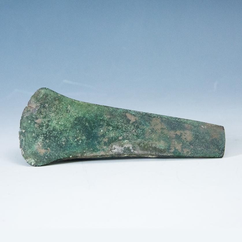 2005   -  ARQUEOLOGÍA. PREHISTORIA. Edad del Bronce. Hacha (ca. 2250-1550 a.C.). Bronce. Longitud 15 cm.