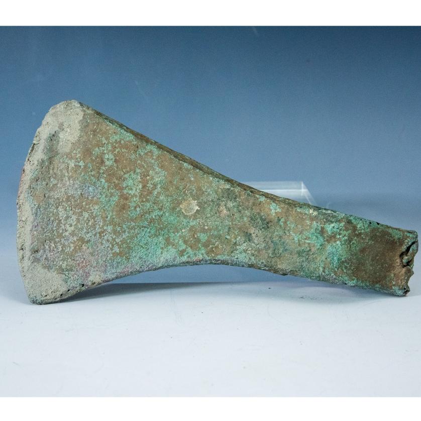 2010   -  ARQUEOLOGÍA. LURISTÁN. Hacha (ss. IX-VI a.C.). Bronce. Ex colección japonesa (1970-2000). Longitud 20,5 cm. 
