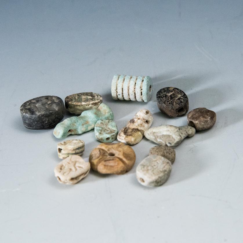 2012   -  ARQUEOLOGÍA. EGIPTO. Baja época. Lote de 14 amuletos (664-332 a.C). Fayenza. Longitud de 1 a 2,5 cm.