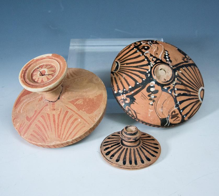 2018   -  ARQUEOLOGÍA. MAGNA GRECIA. Apulia. Lote de 3 lekanys con decoración de figuras rojas y motivos geométricos (ss. VI-III a.C.).  Cerámica policromada. Algúnas pérdidas y grietas. Diámetro de 5,5 a 10,5 cm.