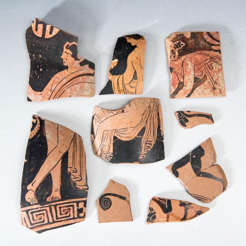 2019   -  ARQUEOLOGÍA. MAGNA GRECIA. Apulia. Lote de 9 fragmentos de cerámica de figuras rojas y negras (ss. VI-III a.C.). Cerámica policromada. Altura de 2,2 a 9 cm.