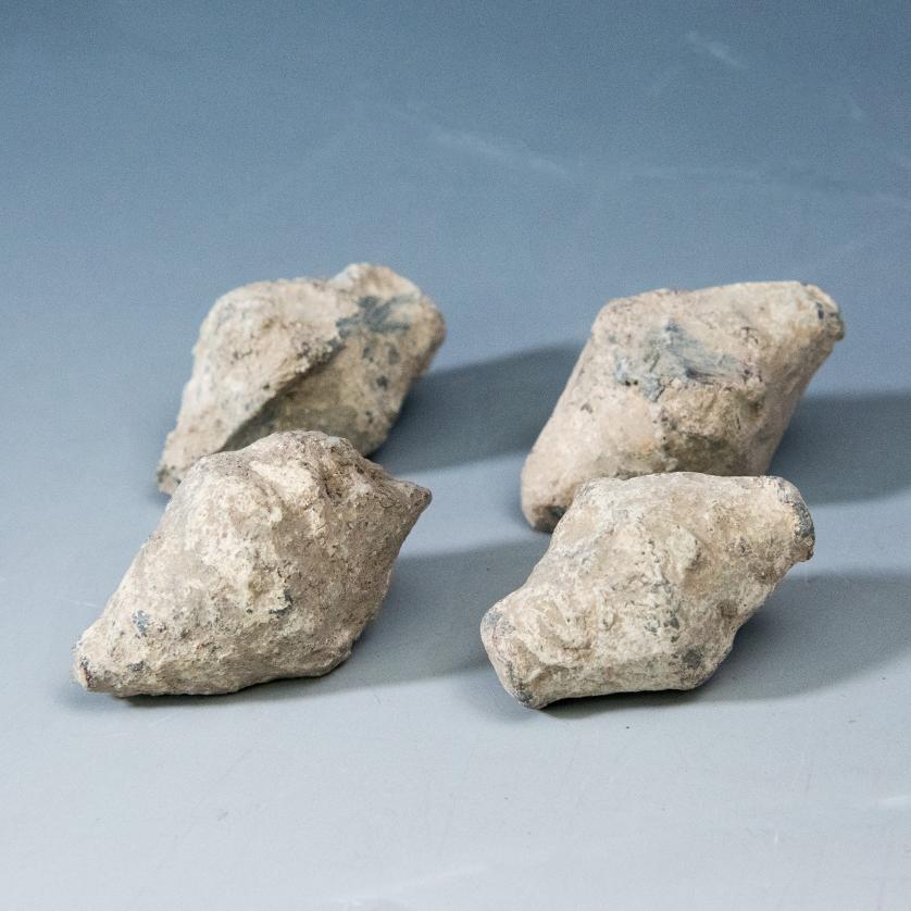 2032   -  ARQUEOLOGÍA. ROMA. República Romana. Lote de 4 glandes bicónicos. Con inscripción CN MAG (Cneo Pompeyo Magno) algo borrada. Plomo (siglo I a.C. ). Altura 3,6 a 4 cm.