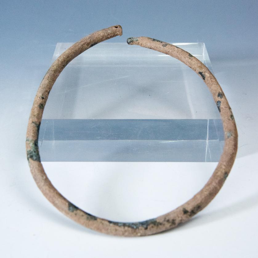 2033   -  ARQUEOLOGÍA. ROMA. Imperio Romano. Lote de 2 objetos de bronce: un collar y un bocado de caballo (ss. III-IV d.C.). Bronce. Longitud 6,2 cm y  16 cm.