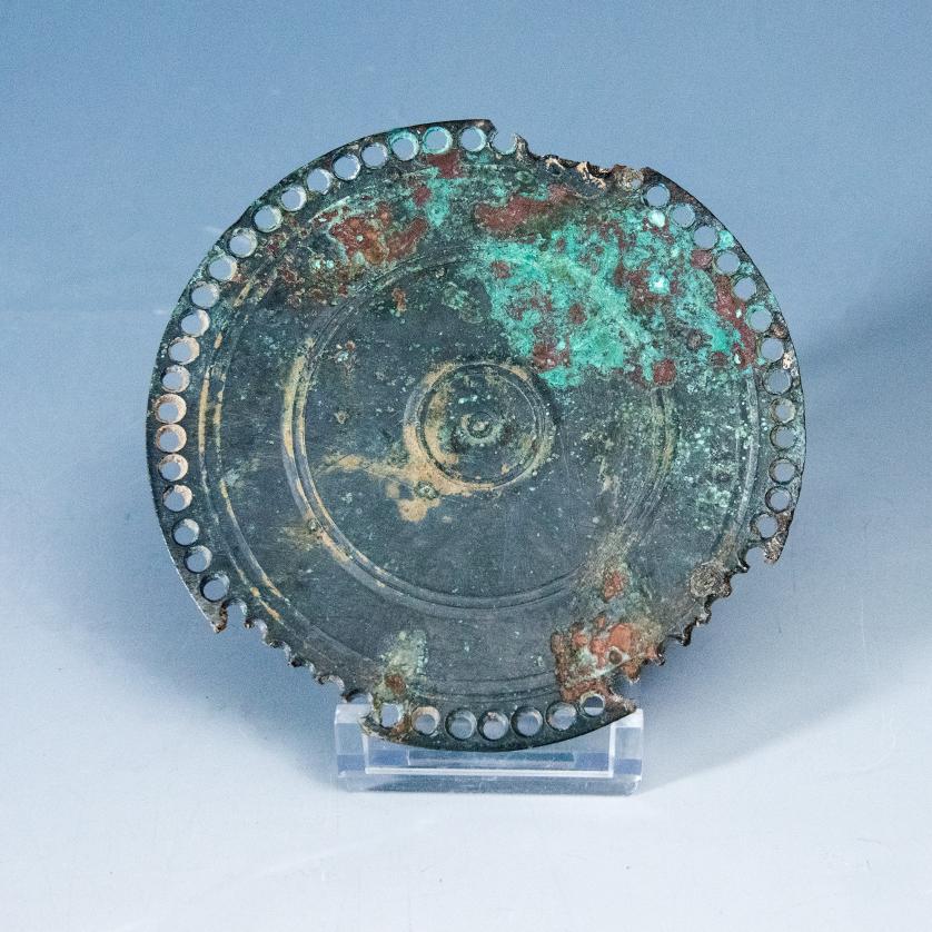 2034   -  ARQUEOLOGÍA. ROMA. Imperio Romano. Espejo con círculos concéntricos (ss. I. IV d.C.). Bronce. Diámetro 8 cm.