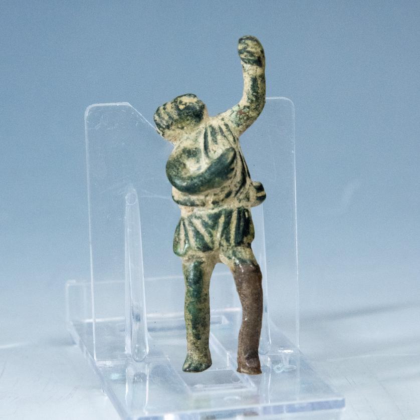 2040   -  ARQUEOLOGÍA. ROMA. Imperio Romano. Estatuilla con brazos elevados (ss. III-IV). Bronce. Una de las piernas es un añadido posterior. Altura 6,7 cm.