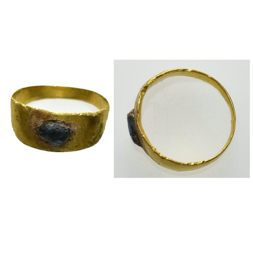 2048   -  ARQUEOLOGÍA. ROMA. Imperio Romano. Anillo con restos de entalle (ss. I-III d.C.). Oro. Diámetro 1,6 cm.