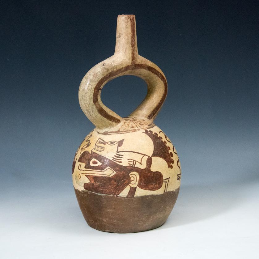 2069   -  ARQUEOLOGÍA. PREHISPÁNICO. Moche. Huaco con representacion de guerreros luchando (ss. II-VII d. C). Cerámica policromada. Parcialmente reconstruida. Altura 26 cm.