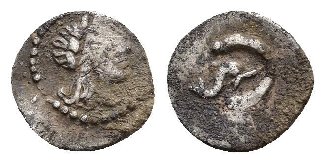 79   -  HISPANIA ANTIGUA. DIVISORES INCIERTOS. Finales s. III-II a.C. ¿Tartemorion? A/ Cabeza laureada a der. ¿Apolo? R/ Delfín a der. dentro de creciente. AR 0,26 g. 7,1 mm. CNH-7. I-565. ACIP-530. MBC-. Muy rara.