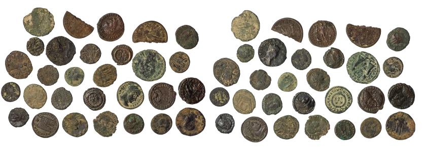 126   -  IMPERIO ROMANO. Lote de 29 piezas, 2 de ellas fragmentos: 4 antoninianos y 25 pequeños bronces de 12 emperadores diferentes. De RC a EBC.