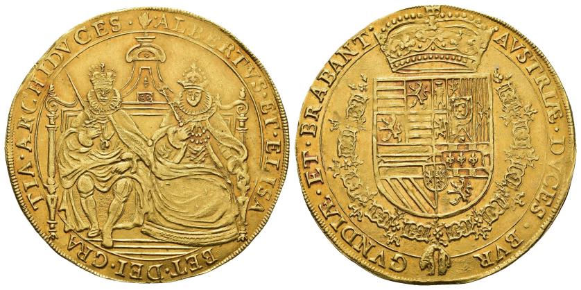 302   -  ISABEL Y ALBERTO. Doble soberano de oro. Amberes. S/F. Vanhoudt-612AN. DEL-147. EBC/EBC+. Excepcional conservación para este tipo de piezas. Felipe II firmó la cesión de la soberanía de este territorio para su hija Isabel Clara Eugenia y su prometido, el archiduque Alberto, el 6 de mayo de 1598. Tras la muerte del rey su hijo Felipe III la ratificó y los prometidos se casaron en Valencia el 14 de abril de 1599, partiendo después para los Países Bajos, donde gobernaron conjuntamente hasta la muerte del Archiduque en 1621. Durante este período realizaron numerosas acuñaciones, cambiando el sistema monetario vigente por la ordenanza de 3 de abril de 1612, que preveía la acuñación de una nueva pieza de oro, el soberano, con sus múltiplos y divisores, siendo el Doble soberano la mayor pieza acuñada, mostrando en ella todo el poder de los soberanos. En anverso aparecen ambos sentados en un trono y coronados, él con espada y ella con cetro, que nos recuerda al modelo del excelente entero de los Reyes Católicos, rodeados de sus nombres y el inicio de sus títulos, que siguen en la leyenda del reverso (archiduques de Austria, duques de Borgoña y de Brabante, etc.), que tiene como tipo su gran escudo de armas, cuya parte inferior es común (la herencia austro borgoñona del emperador Maximiliano y Felipe el Hermoso) y la superior muestra a un lado las armas de Hungría y Bohemia (por los Austrias de Viena) y por otro los territorios de la península ibérica heredados por los Austrias de Madrid, todo bajo corona y rodeado del collar del Toisón de Oro. En concreto esta pieza es de las realizadas en la ceca de Amberes, y no lleva fecha, por tanto de las primeras acuñadas, siendo su estado de conservación magnífico y mostrando la realidad política y económica del territorio en estos momentos. Ex Gallerie de Monnaies. Genève, 13-11-1978, lote 629. 
