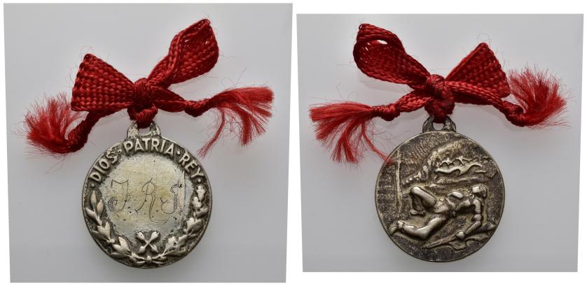 519   -  MEDALLAS CARLISTAS. Condecoración al héroe anónimo. Dios, Patria y Rey. Burilado J.R.S. Con su cinta. Metal blanco 6,34 g. 24,7 mm. MBC. Rara.