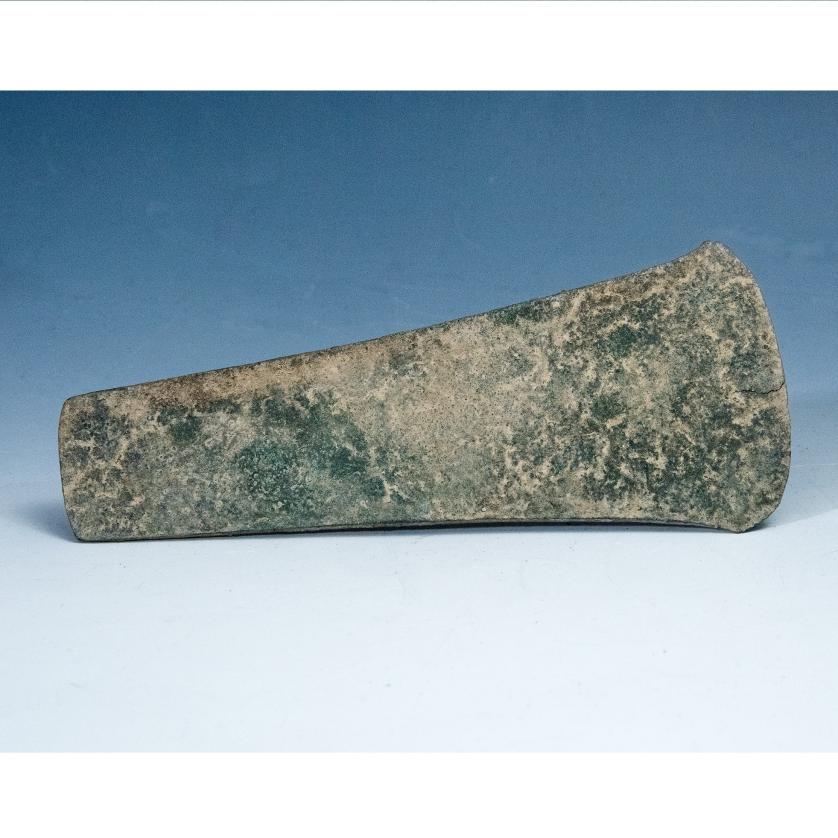 2001   -  ARQUEOLOGÍA. PREHISTORIA. Edad del Bronce. Hacha (ca. 2250-1550 a.C). Bronce. Longitud 16,7 cm.